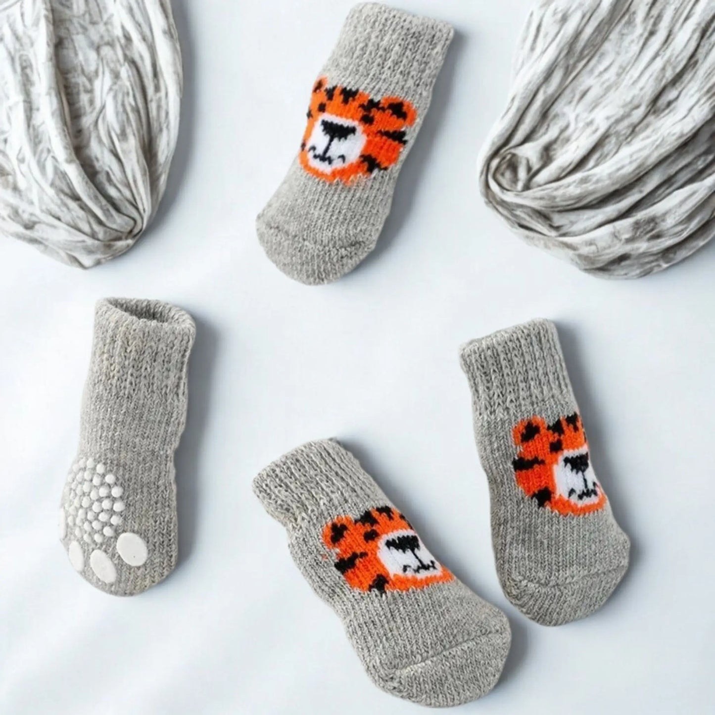 Chausson pour chien de couleur gris avec motif de tigre.