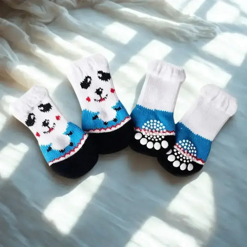 Chausson pour chien de couleur blanc et bleu avec motif.