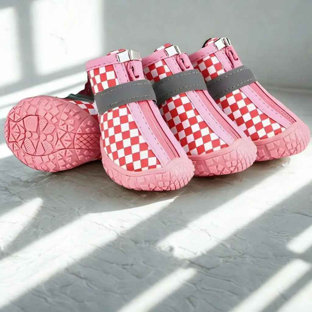 Chaussure pour chien de couleur rose au motif damier.