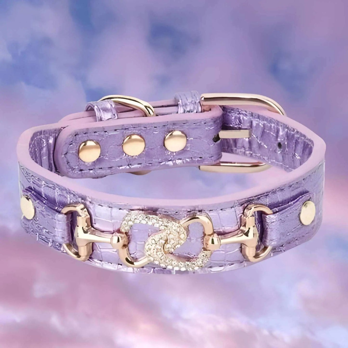 Un collier chiot violet avec ornement en métal et strass.