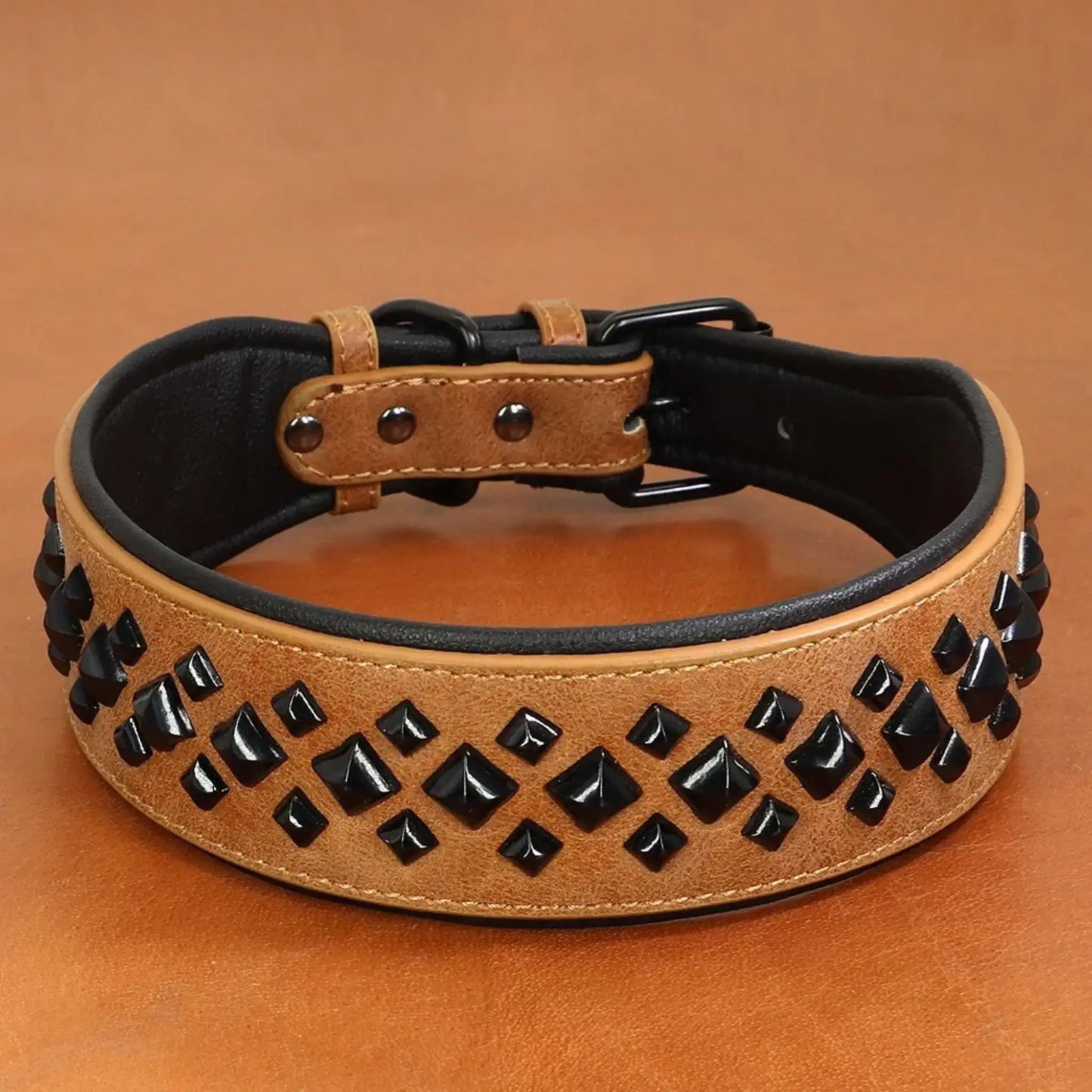 Un collier gros chien de couleur marron.