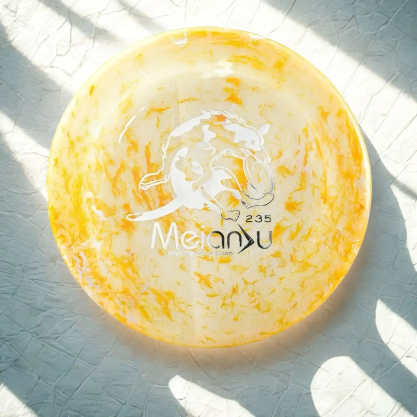 Un frisbee pour chien de couleur jaune.