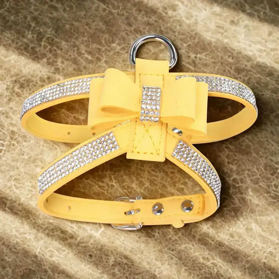 Un harnais pour chiot de couleur jaune.