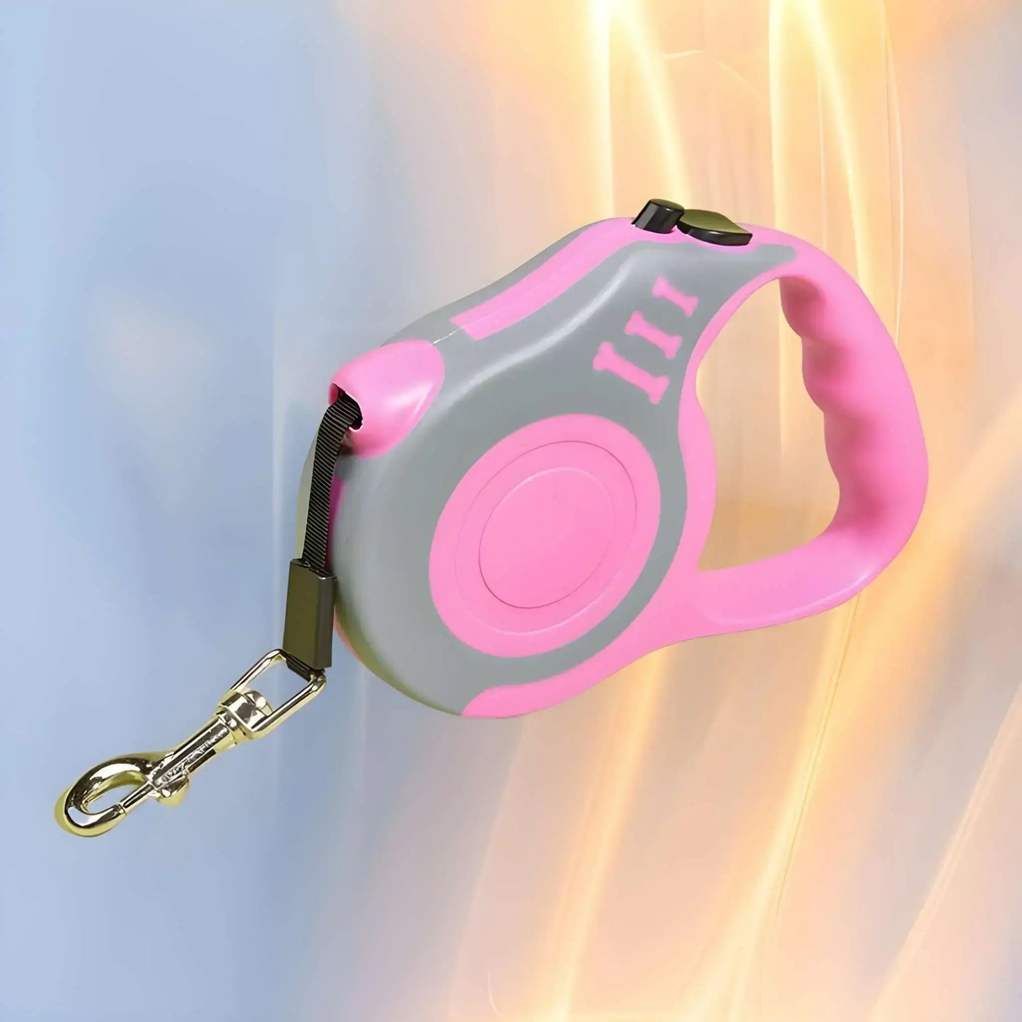 Une laisse enrouleur pour chien de couleur rose.