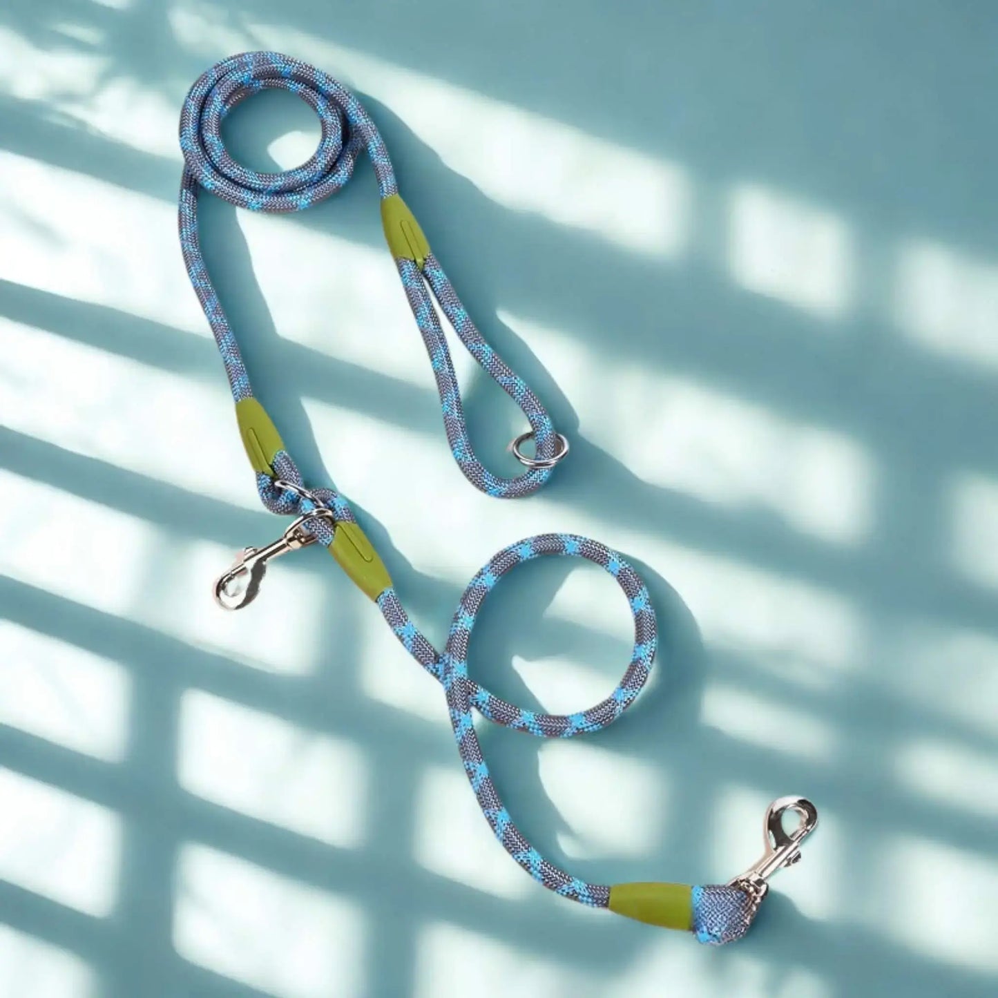 Une laisse mains libres pour chien de couleur bleue.
