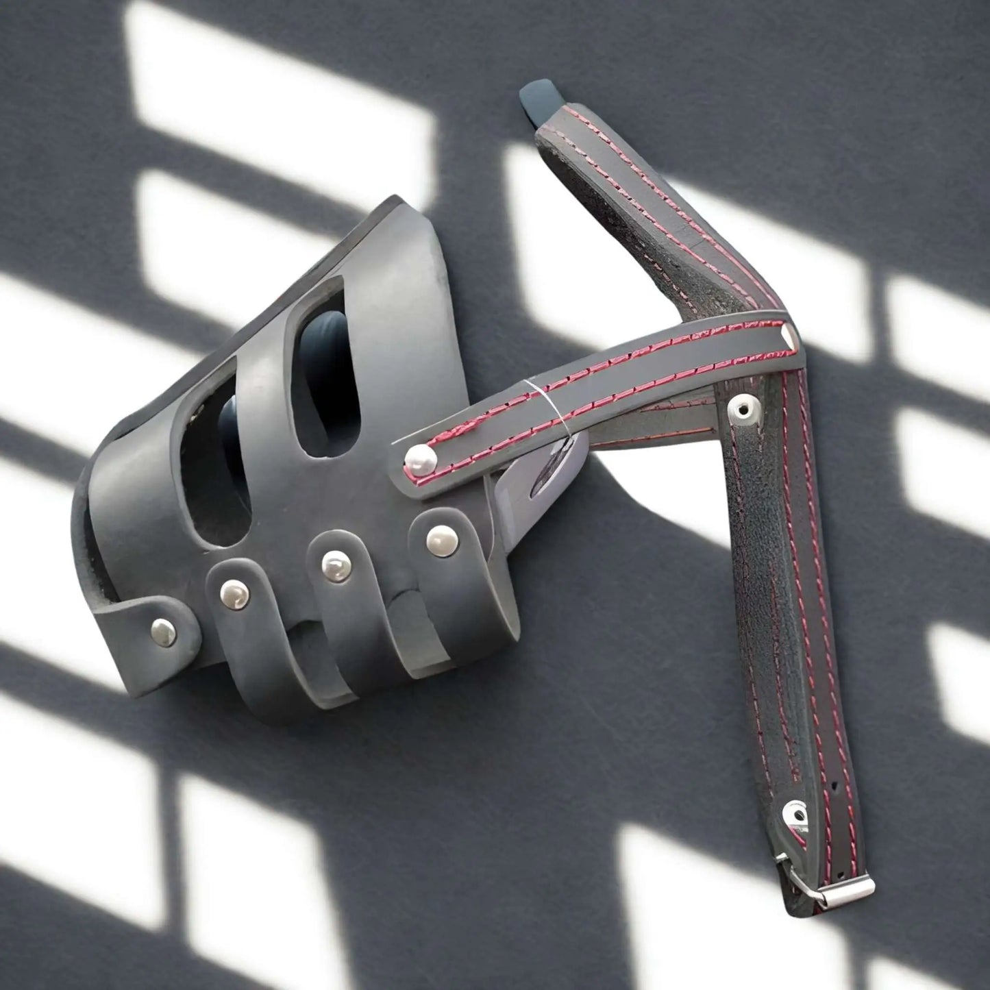 Une muselière noire pour chien DouxMuseau.