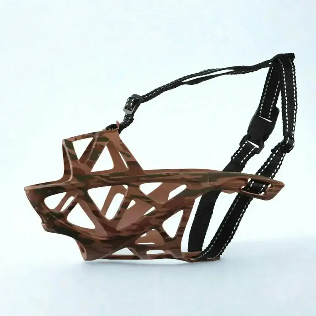 Une muselière pour chien de couleur marron.
