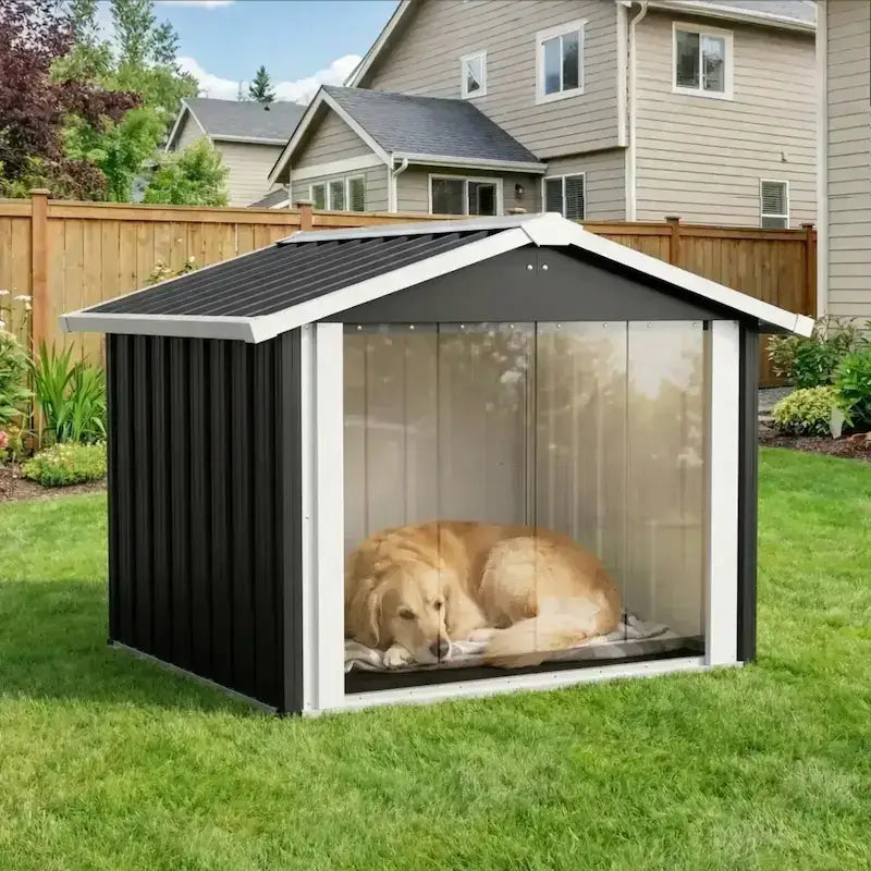 Un golden retriever dans une arrière-cour est allongé dans sa niche pour chien extérieur.