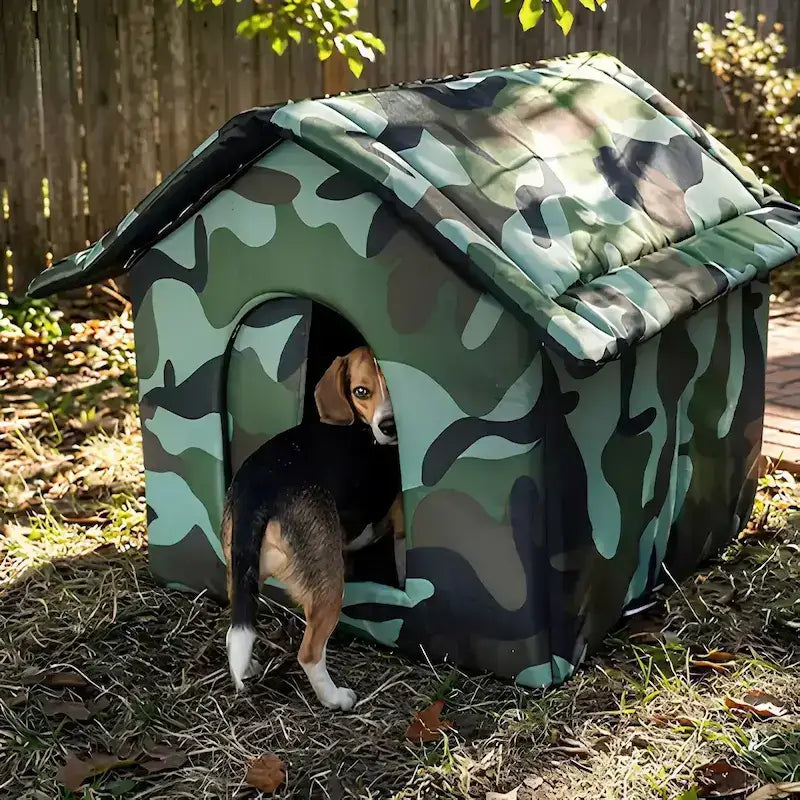 Un beagle entrant dans sa niche pour chien extérieur verte camouflage.