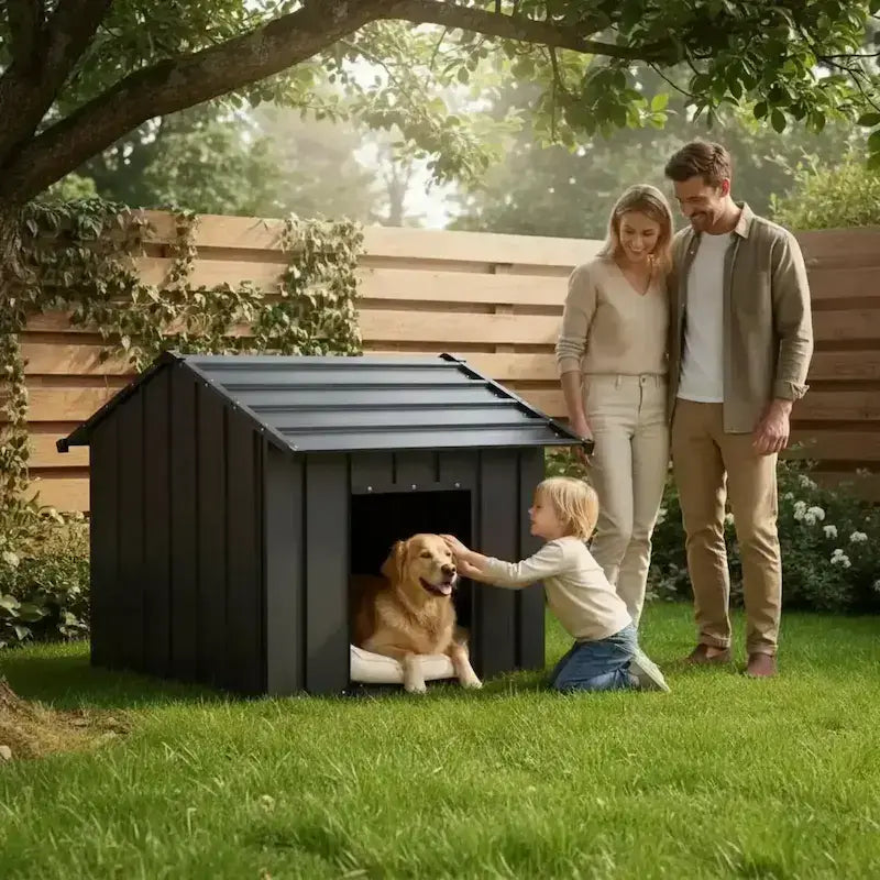 Une famille dans une arrière-cour avec leur golden retriever allongé dans sa niche pour chien extérieur vert armée.