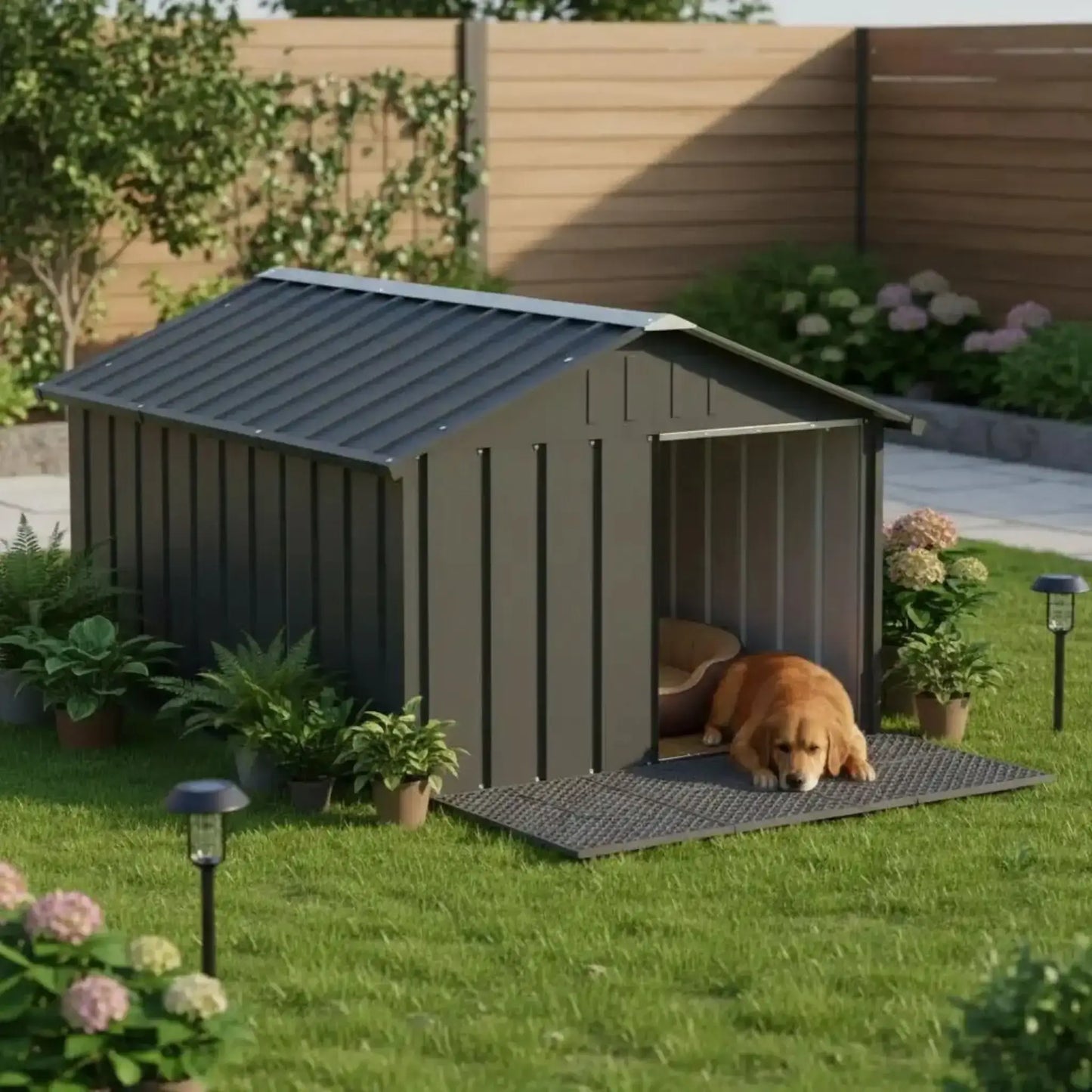 Un golden retriever allongé devant sa niche pour chien extérieur dans une arrière-cour.