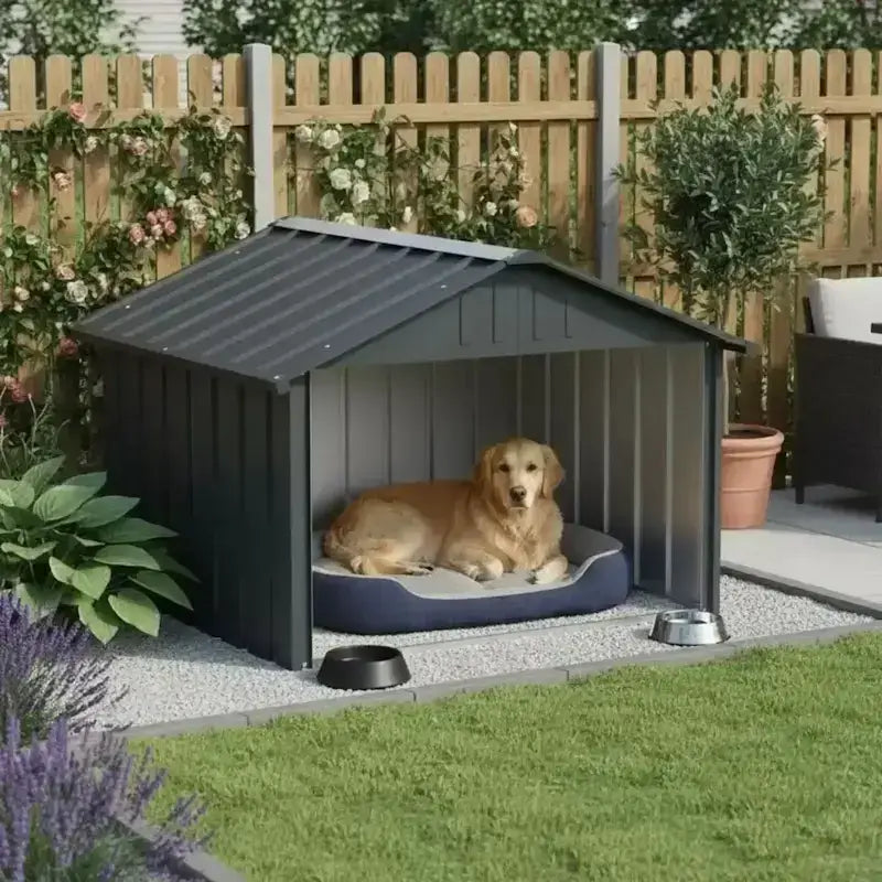 Un golden retriever allongé dans sa niche pour grand chien dans une arrière-cour.