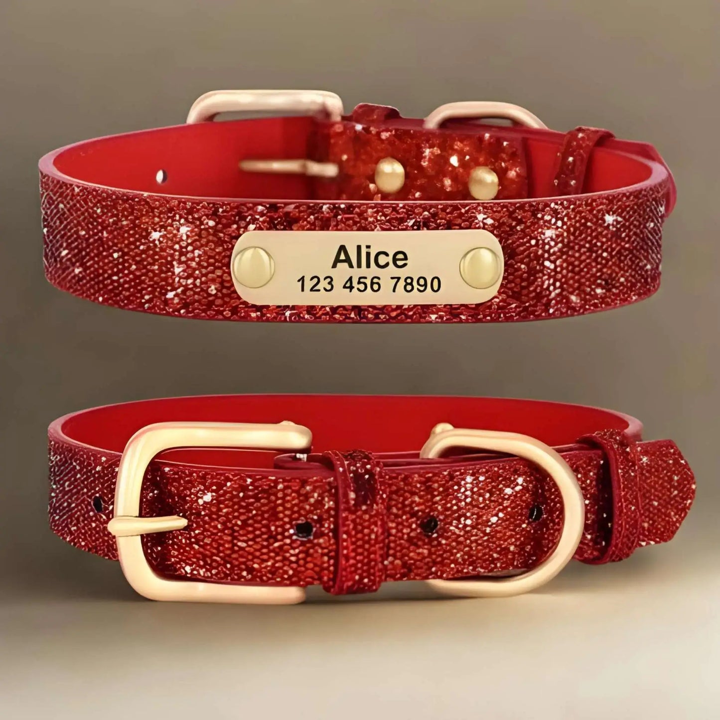 Un collier de personnalisation pour chien de couleur rouge brillant.