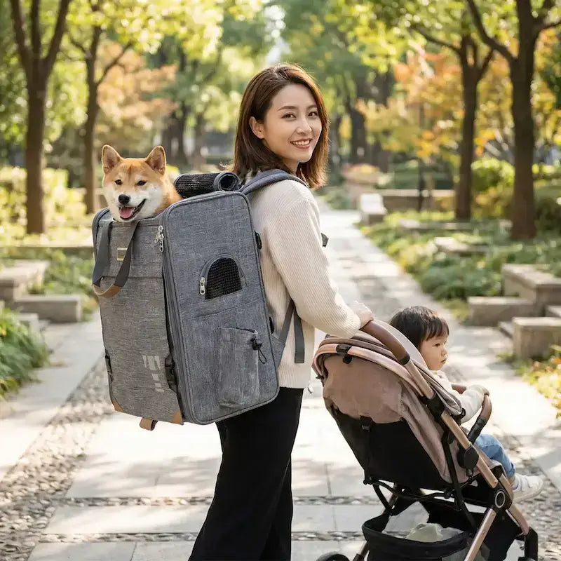 Une femme pousse une poussette et porte son shiba inu dans son sac à dos pour chien de 15 kg.