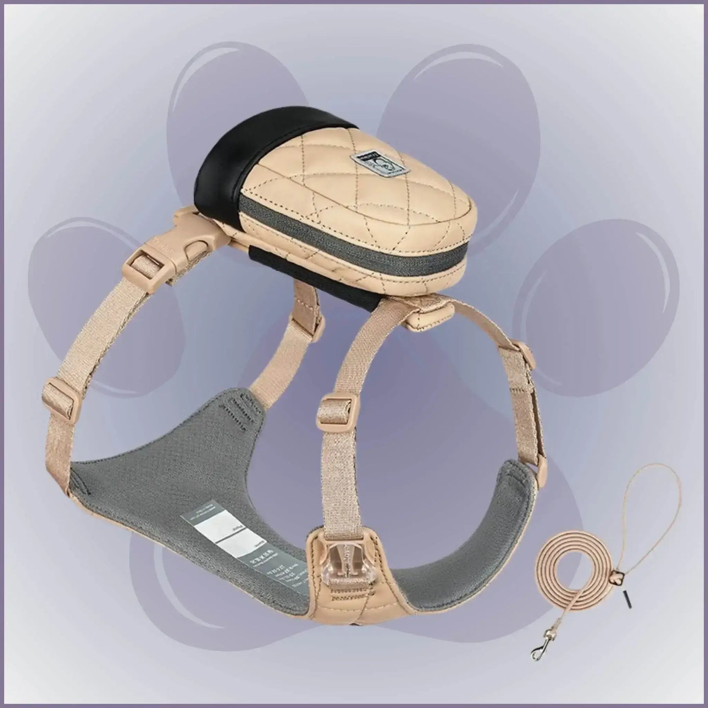 Un sac à dos pour chien avec harnais intégré de couleur beige et laisse assortie.
