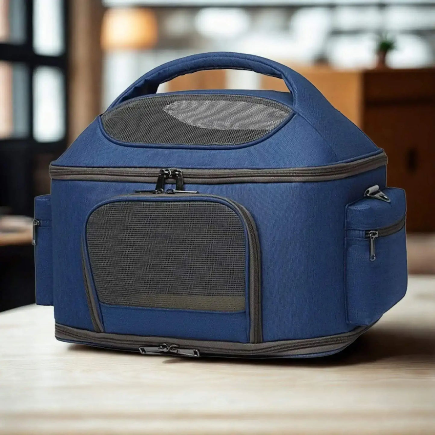 Un sac de transport pour chien de couleur bleue sur une table.
