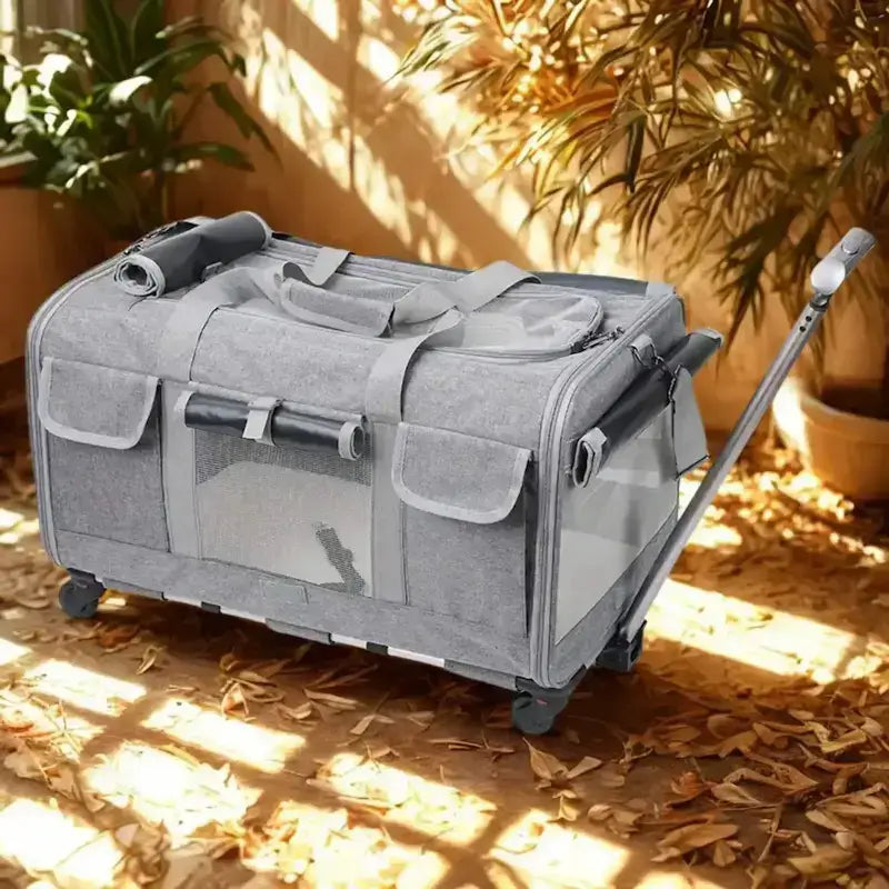 Un sac de transport pour chiens de couleur gris avec des plantes séchées.