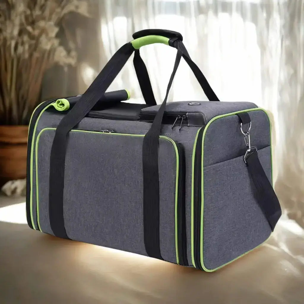 Un sac de transport pour chien au sol de couleur gris et vert fluo.