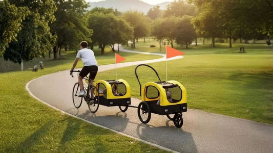 Un homme sur une piste cyclable dans un par avec une remorque pour chien et une poussette pour chien