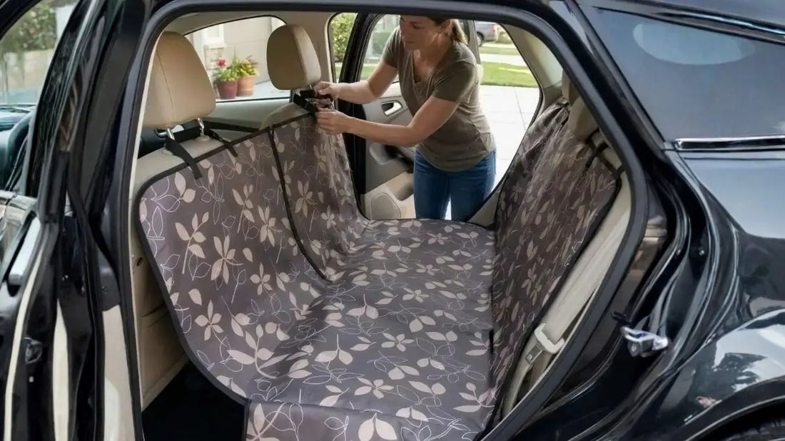 Une femme met en place la housse de voiture pour chien.