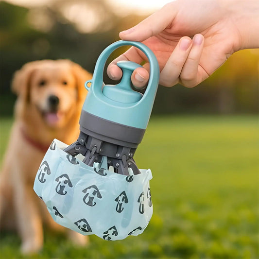 Un ramasse-crotte, un accessoire pour chien turquoise avec un golden retriever