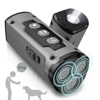 Un dispositif anti-aboiement SilenceRex pour chien de couleur grise.