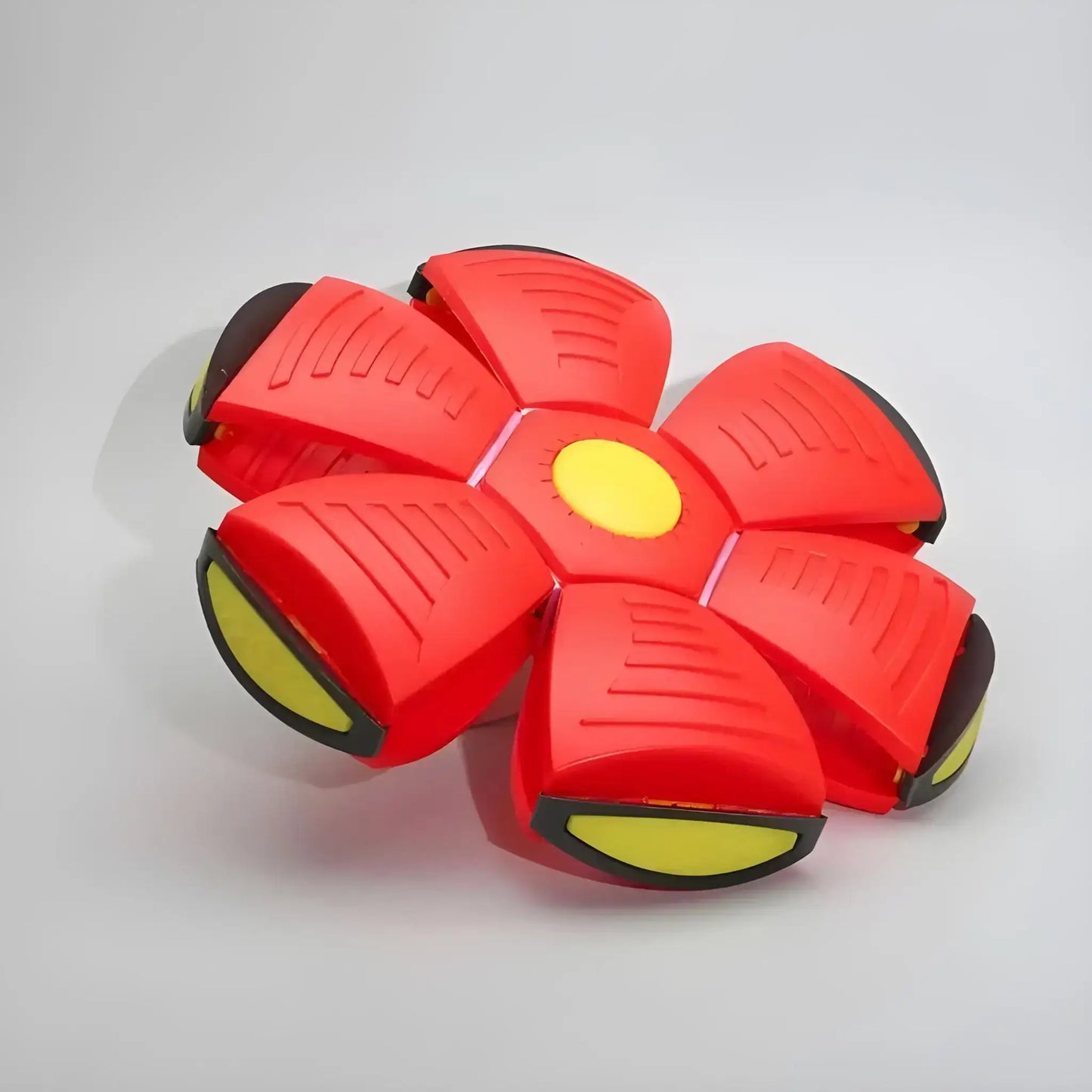 Une balle pour chien indestructible de couleur rouge.