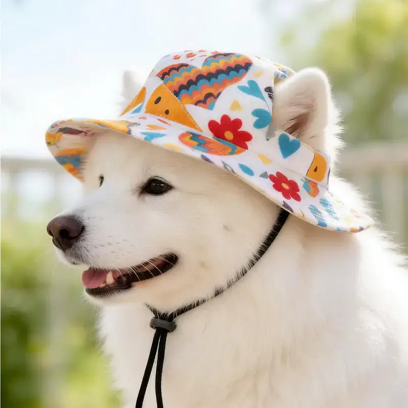 Vu de profil, un spitz japonais porte un bob pour chien blanc à motif.