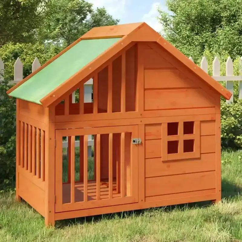Une cabane pour chien de couleur orange dans une arrière-cour.
