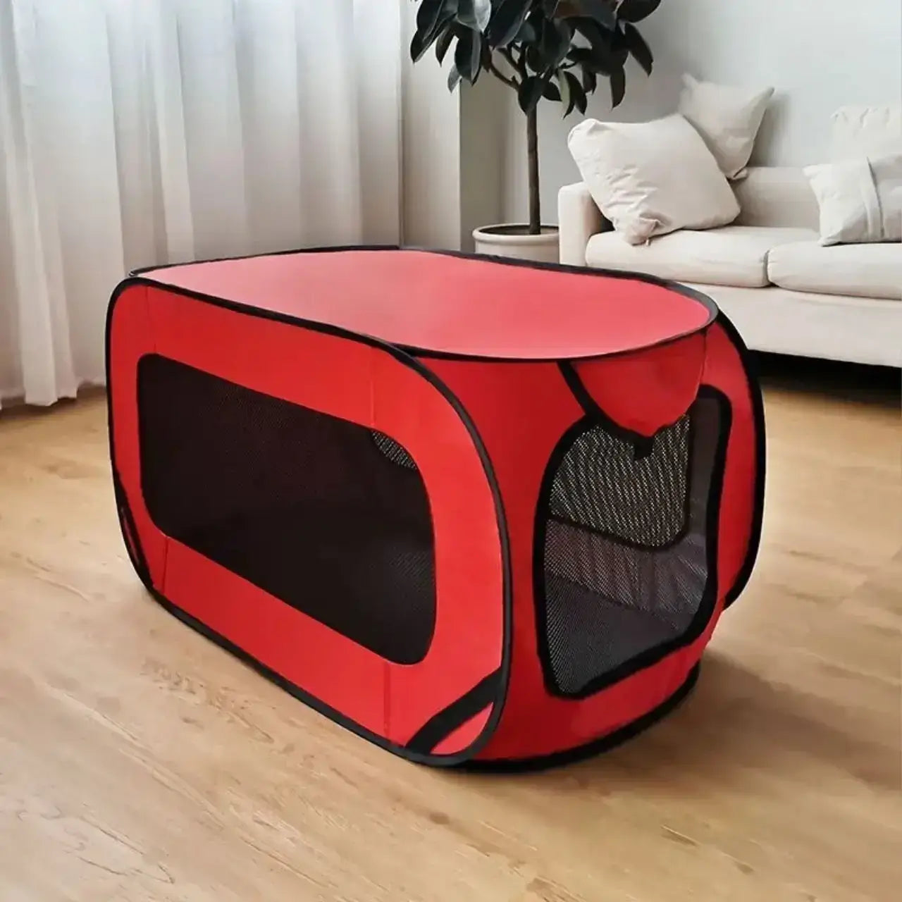 Une caisse pour chien de voiture rouge dans un salon.