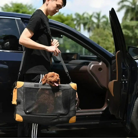 Un homme transporte en bandoulière son caniche dans la caisse pour chiens pour voiture.