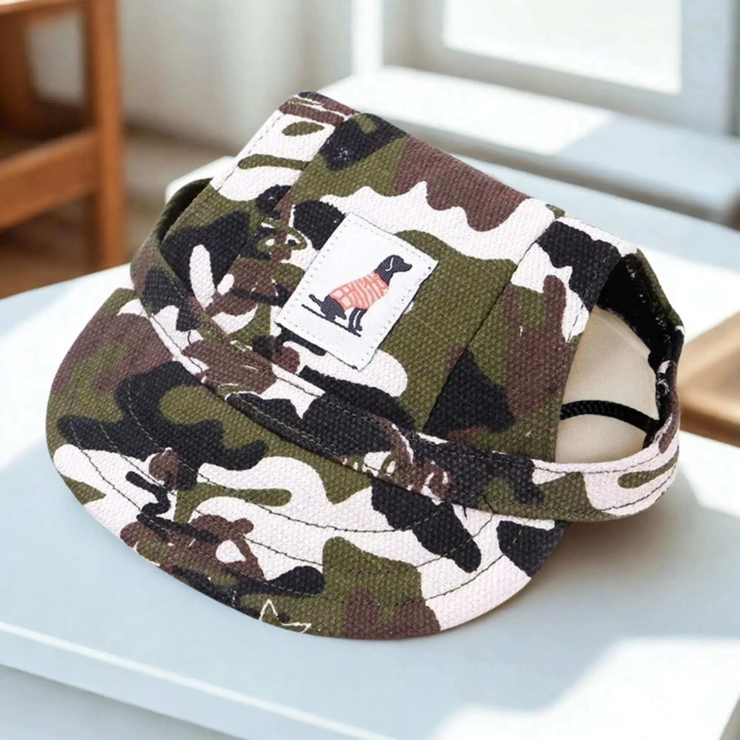 Une casquette chien de couleur camouflage vert sur un bureau blanc.