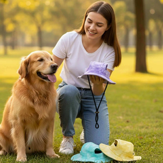 Une femme avec son golden retriever dans un parc avec une casquette pour chien.
