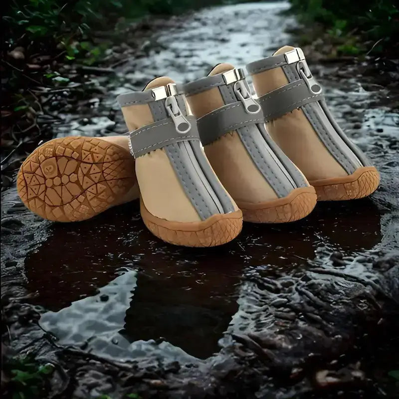 La chaussure pour chien jaune terre sur une roche mouillée.