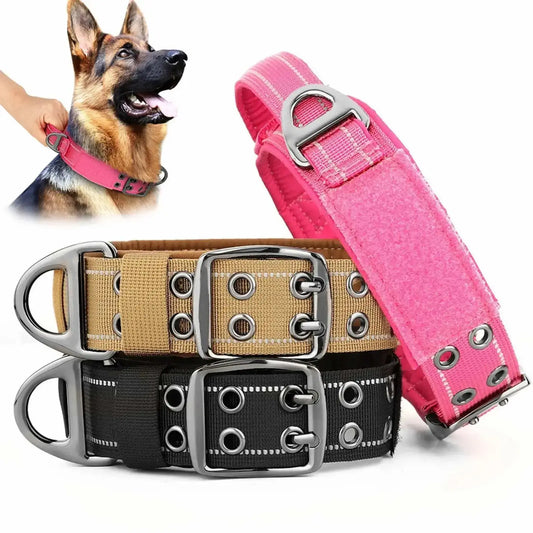 Visuel des trois choix de couleur du chien collier de dressage : rose, brun coyote et noir avec un berger allemand 
