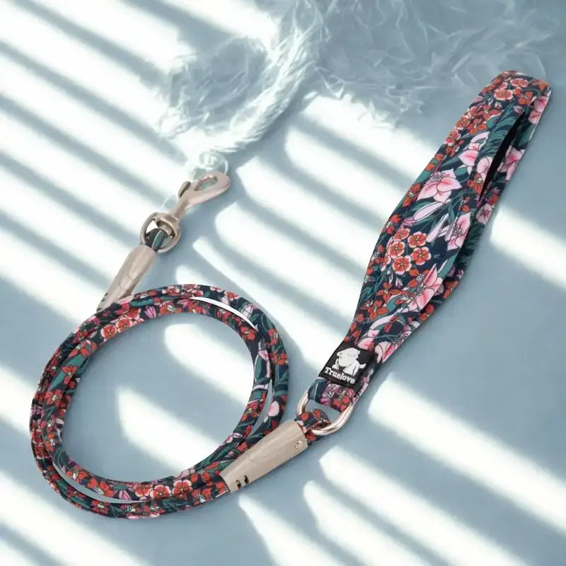 Pour chien, une laisse de couleur rouge avec motif de fleur.