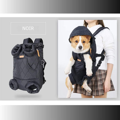 Vue de face, une fille porte un sac à dos pour chien noir avec un corgi.