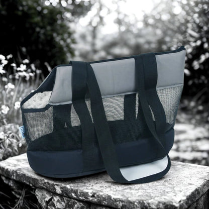 Sac pour porter un chien sac de transport de couleur grise sur une pierre et paysage en noir et blanc