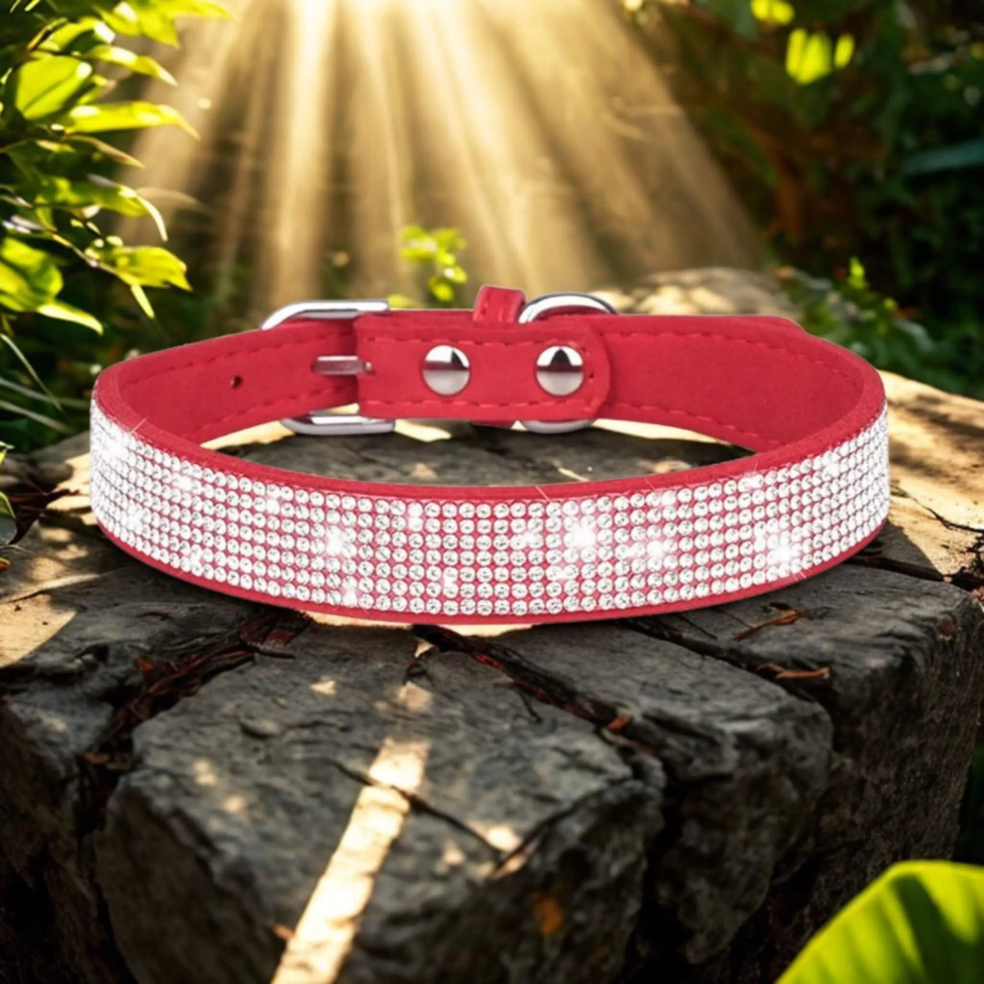 Un collier rouge avec strass sur une planche avec des rayons de soleil qui se reflètent dessus.