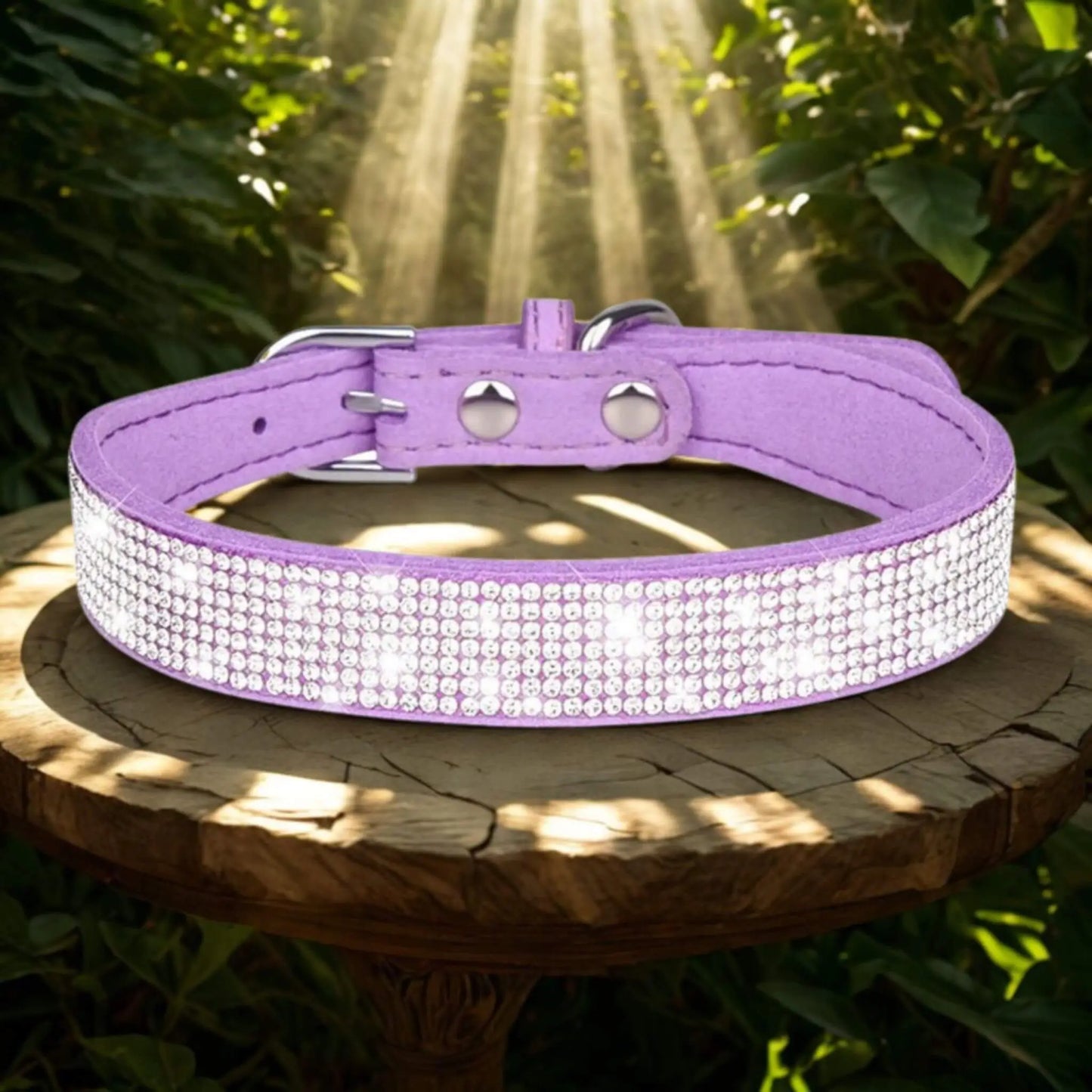 Un collier violet avec strass sur une planche avec des rayons de soleil qui se reflètent dessus.