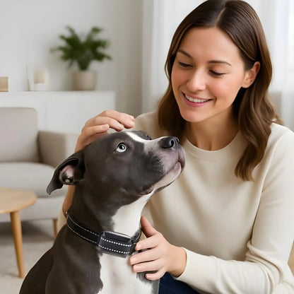 Une femme avec un pit bull et son collier anti-aboiement pour chien.