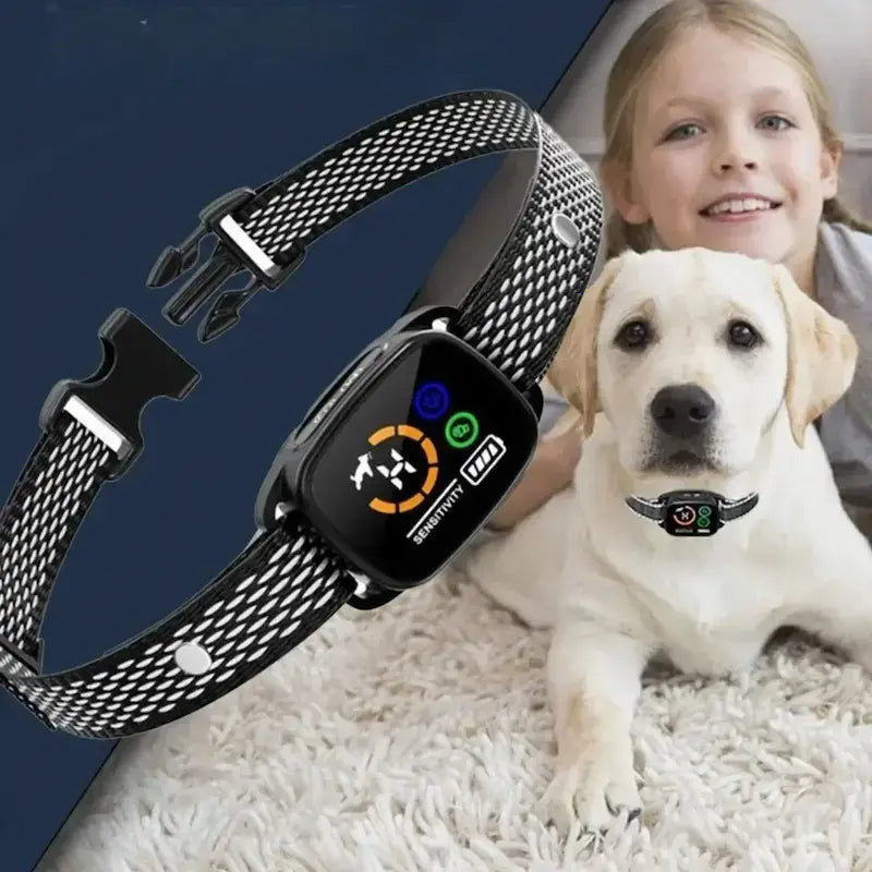 Une fillette avec un chiot labrador qui porte le collier anti aboiement pour petit chien.