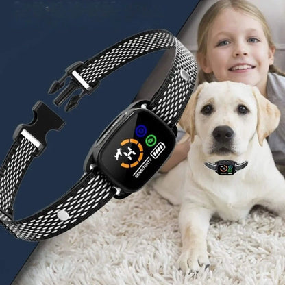 Une fillette avec un chiot labrador qui porte le collier anti aboiement pour petit chien.
