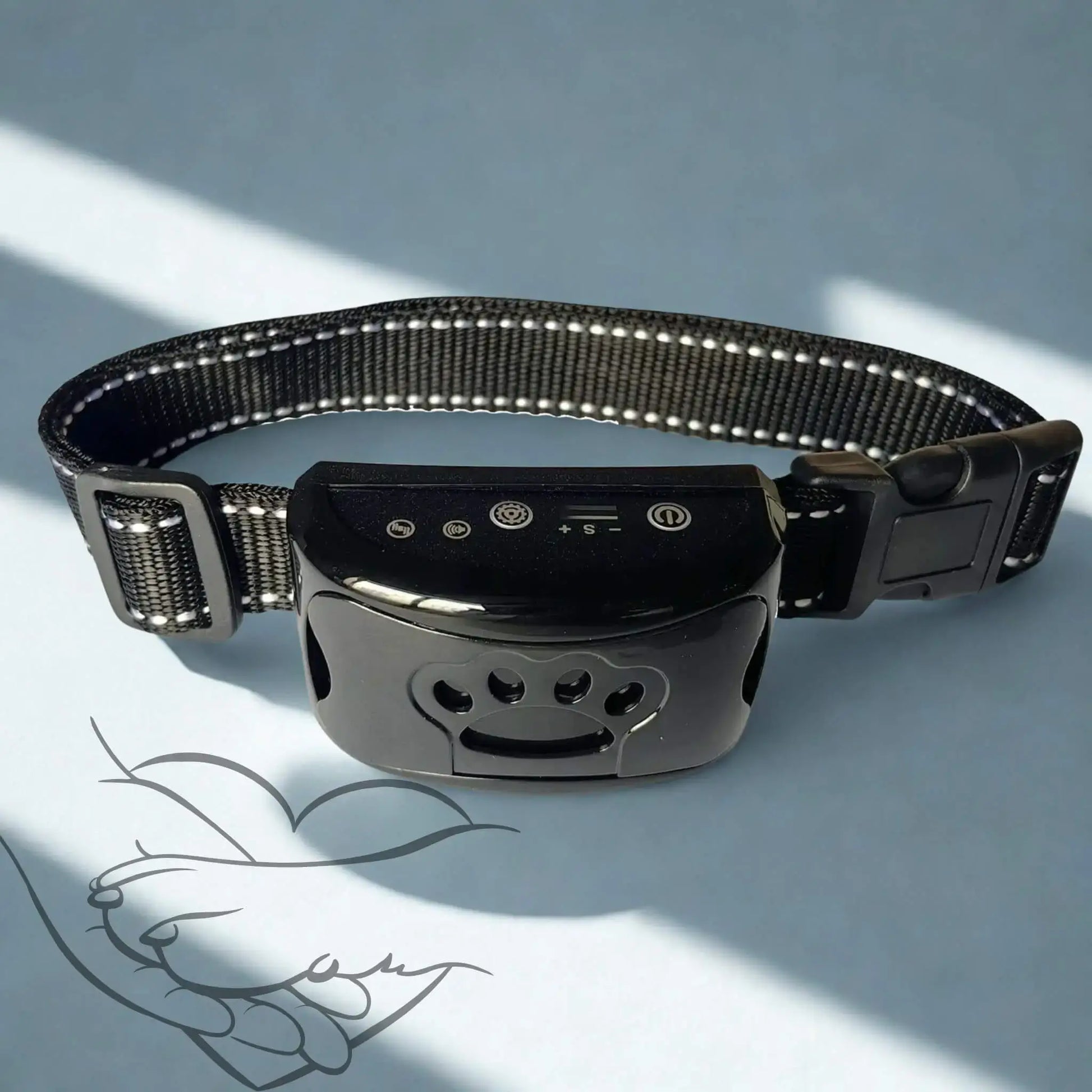 Un collier anti aboiement de couleur noire.