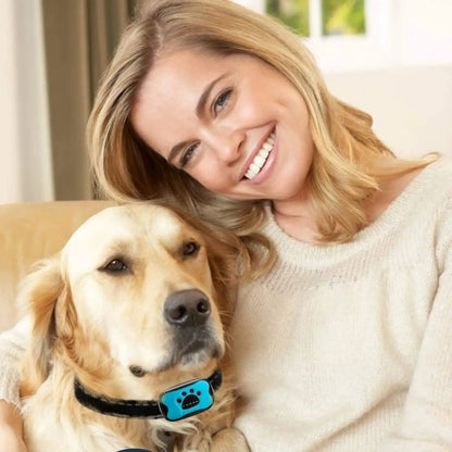 Une femme souriante avec un labrador blond qui porte le collier anti aboiement.