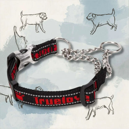 Un collier chaîne pour chien PatteSage de couleur noire avec écriture rouge.