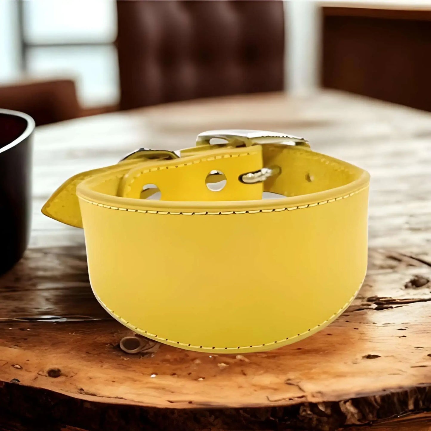 Un collier chien CouDog de couleur jaune sur une table de bois.