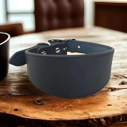 Un collier chien de couleur noire sur une table de bois.