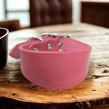 Un collier chien CouDog de couleur rose sur une table de bois.