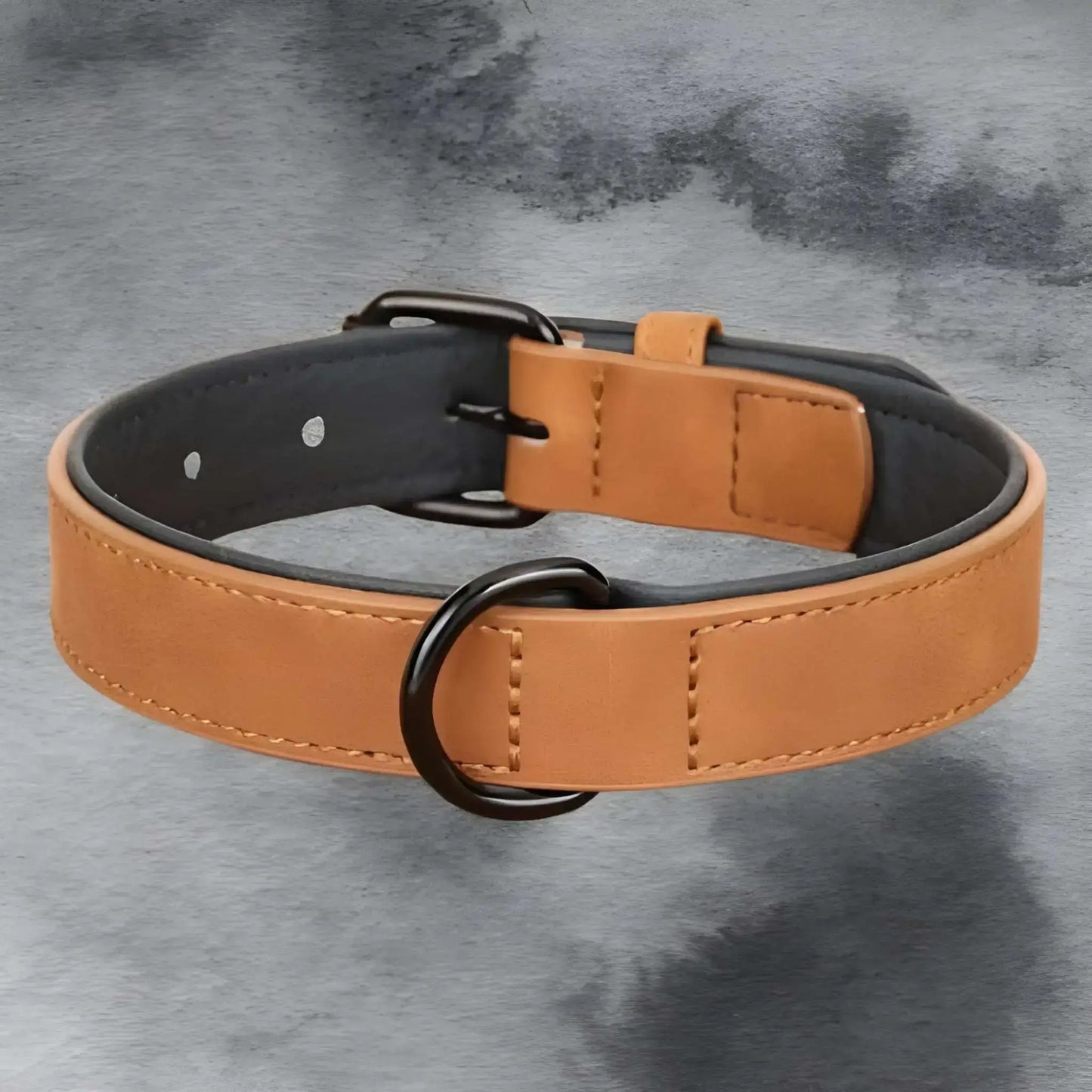 Un collier chien Fidèlo en cuir PU de couleur marron.
